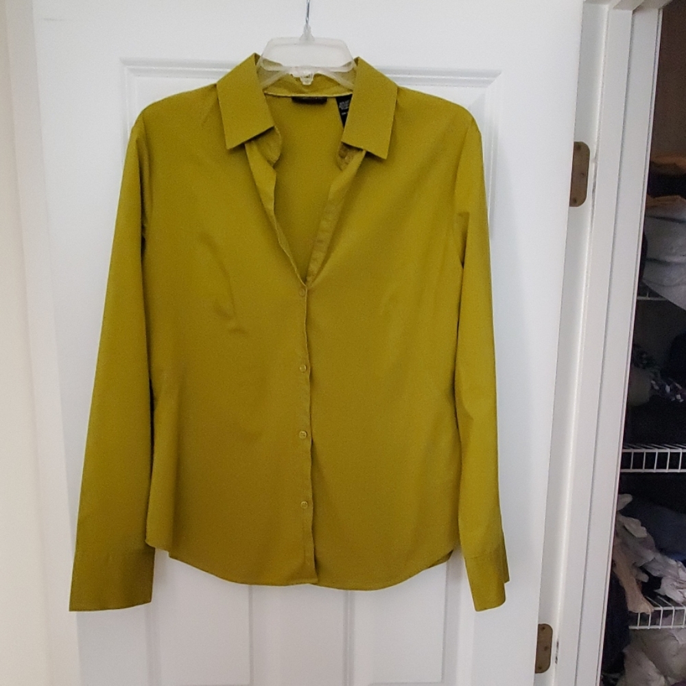 Long sleeved collared business shirt